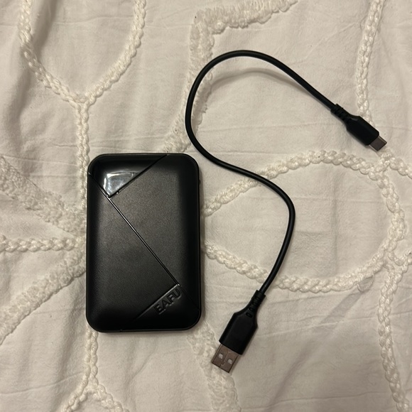 Car phone mount, iPhone 14 case & power bank - Picture 3 of 4